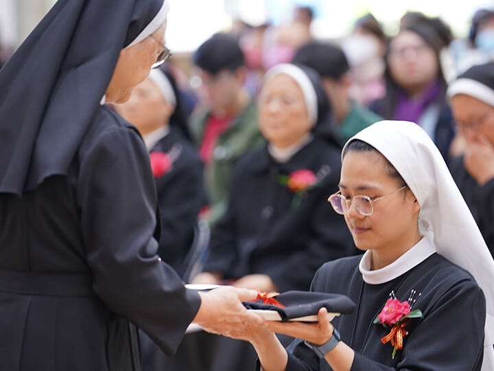 授黑頭巾及銀項鍊