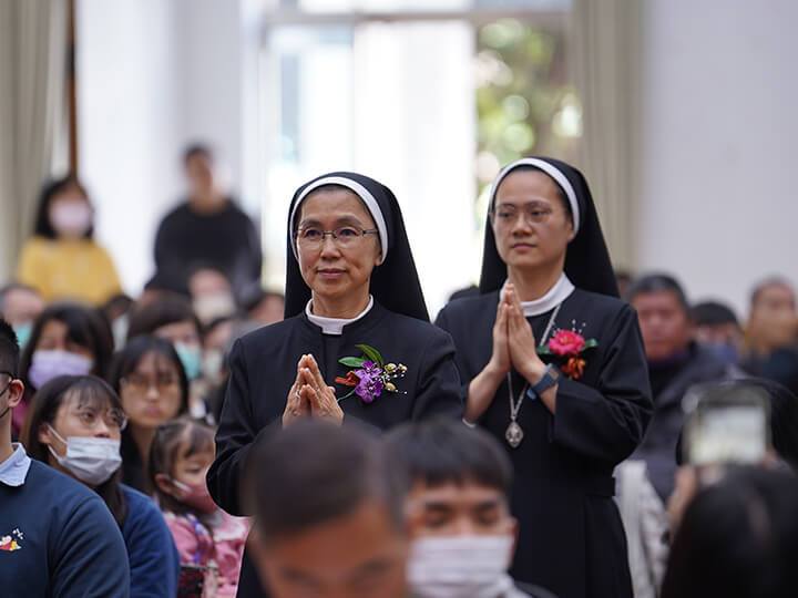 戴上黑頭巾及銀項鍊